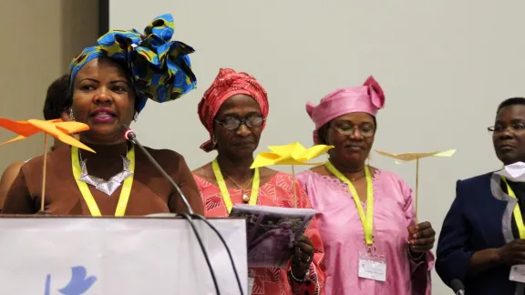 Auf der Vorbereitenden Konsultations für Afrika präsentieren Frauen mit dem Symbol der vier Windmühlenflügel die Frauenbotschaft (v.l.n.r.): Faustina Manyangu (Evangelisch-Lutherische Kirche in Tansania), Ratsmitglied Titi Malik (Lutherische Kirche Christi in Nigeria) und Pfarrerin Dr. Jeannette Ada Maina (Evangelisch-Lutherische Kirche Kameruns). Foto: LWB/A. Weyermüller