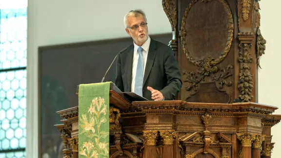 LWB-Generalsekretär Martin Junge hält eine Kanzelrede während des theologischen Symposiums in Augsburg. Foto: Universität Augsburg