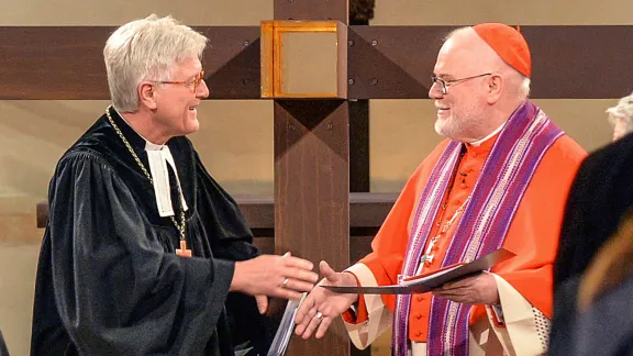 The Bavarian Bishop and EKD Council Chairperson Heinrich Bedford-Strohm (left) and the Chairperson of the Catholic German Bishops' Conference, Cardinal Reinhard Marx, exchanging a sign of peace during the service of reconciliation taking place in Hildesheim, Germany, in during the 2017 Reformation commemoration. Photo: epd/Jens Schulze