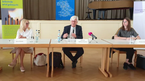 At the press conference for the launch of a network of self-help groups for people who lost someone to COVID-19: (from left) Anita Schedel, Bishop Heinrich Bedford-Strohm, Antonia Palmer. Photo: EKLB