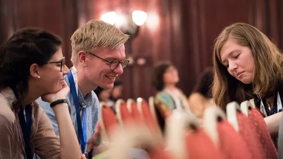 Freuen sich über die neuen Beschlüsse zur Jugendbeteiligung: (v.l.) Paula Göhre und Tim Sonnemeyer von der Evangelisch-Lutherischen Kirche in Bayern, hier zusammen mit Rebecca Lühmann von der Evangelisch-Lutherischen Landeskirche Hannovers bei der Zwölften Vollversammlung in Windhuk, Namibia. Foto: LWB/Albin Hillert