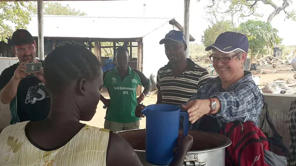 Nationalbischöfin Susan Johnson verteilt Hilfsgüter an Flüchtlinge im Aufnahmezentrum Njumanzi. Foto: LWB-Uganda