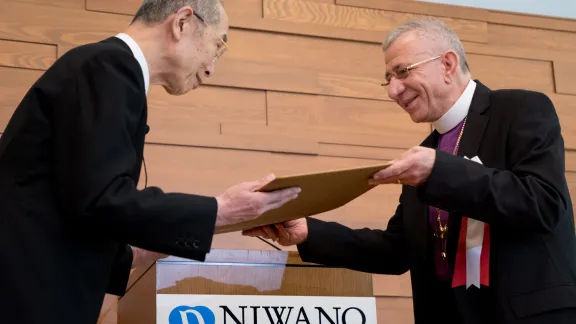 Holy Land Lutheran Bishop Dr Munib A. Younan accepts the 34th Niwano Peace Prize from Rev. Nichiko Niwano, Honorary President of the Niwano Peace Foundation, during a ceremony on 27 July in Tokyo, Japan. Photo: ELCJHL/Ben Gray