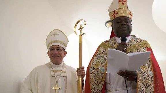 (l. to r.) LWF President Bishop Dr. Munib Younan and LWF Vice-President  for Africa Bishop Dr Alex G. Malasusa at the dedication of the Bethany-beyond-the-Jordan Evangelical Lutheran Church. Photo: ELCJHL