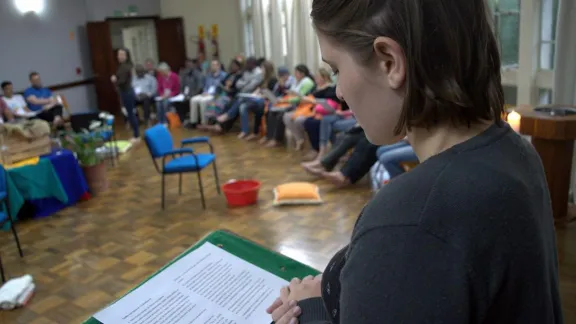 Eine Teilnehmerin berichtet auf dem Internationalen Seminar zur Konfliktprävention, Konfliktbewältigung und Friedensförderung über ihre Erfahrungen. Foto: Scheila Dillenburg