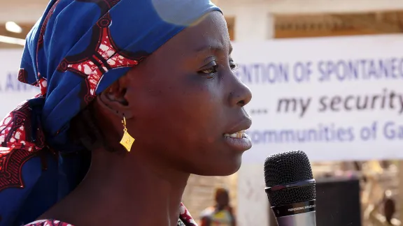 Aminatou Abubakar, Präsidentin des Frauenverbandes im Flüchtlingslager Minawao, spricht auf einer öffentlichen Veranstaltung über die Gefahren einer spontanen und unbegleiteten Rückkehr nach Nigeria. Fotos: LWB/C. Kästner