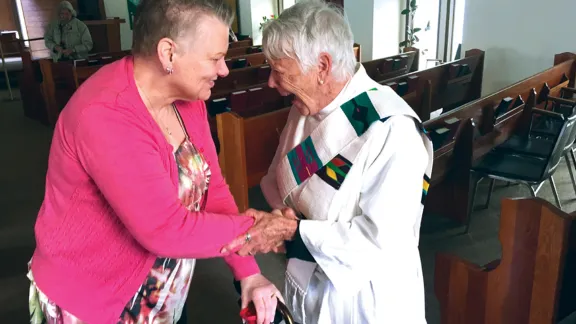 Carole McCormick im Gespräch mit einer Gottesdienstbesucherin in ihrer lutherischen Kirchengemeinde in Powell River (Provinz British Columbia). McCormick ist eines der jüngsten Mitglieder ihrer Gemeinde und damit diejenige, die einen Großteil der Arbeit leistet, um sie am Leben zu erhalten. Foto: Canada Lutheran