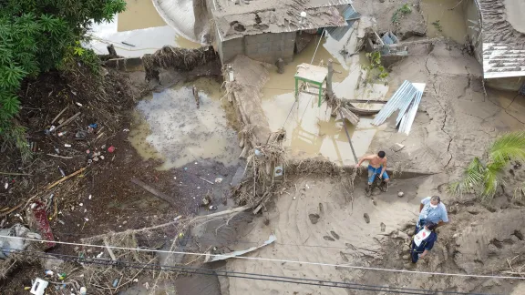 LWF Honduras representative Carlos Rivera (with white face mask) visits ChamelecÃ³n, Honduras, to see the damage done by hurricanes Eta and Iota. As the flooding came unexpectedly fast, many people lost all their belongings. Photo: Sean Hawkey