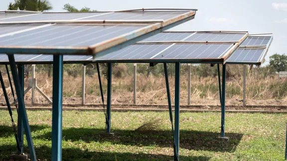 Solarmodule für eine solarbetriebene motorisierte Wasserpumpe im Dorf Orinya in der Siedlung Palorinya in Uganda. Der LWB setzt 14 hybride solarbetriebene Wasserpumpen und weitere 152 handbetriebene Bohrlöcher ein, um die Flüchtlinge mit Wasser zu versorgen. Foto: LWB/Albin Hillert