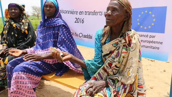 Mariam Yaya shows the money she received to buy food. Photo: LWF Chad