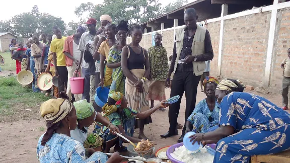 Newly arrived refugees from the Central African Republic receive a hot meal in Dosseye camp in southern Chad. Photo: LWF Chad/S. Dalou