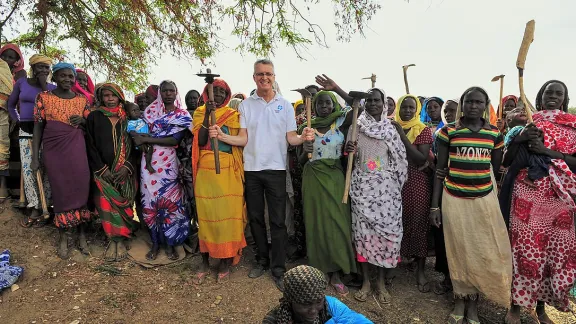 LWF General Secretary Martin Junge with farmers in a Seeds for Solutions garden in Eastern Chad. Photo: LWF/A. Danielsson