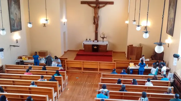 Einwohner von Osorno, Chile, warten in der lutherischen Kirche in Osorno, einem lokalen Impfzentrum, darauf, sich gegen COVID-19 impfen zu lassen. Foto: Miguel Ángel Nuñez