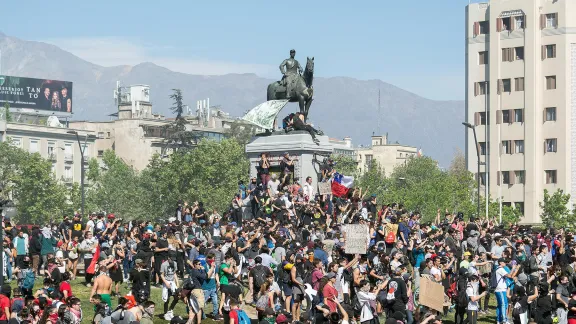 Protests in Santiago, Chile, 21 October 2019. Photo: Carlos Figueroa/Wikimedia Chile (CC-BY-SA)