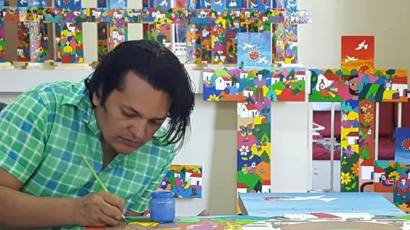 Christian Chavarria Ayala, Künstler aus El Salvador, in seinem Atelier. Foto: Juan Arrieta