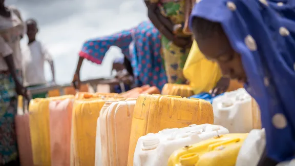 Im Flüchtlingslager in Minawao in der Region Hoher Norden in Kamerun stehen Frauen an, um ihre Kanister mit sauberem Trinkwasser aufzufüllen. In dem Flüchtlingslager leben rund 58.000 Flüchtlinge aus dem Nordosten Nigerias, die Hilfe und Unterstützung vom Lutherischen Weltbund und seinen Partnern erhalten. Fotos: LWB/Albin Hillert