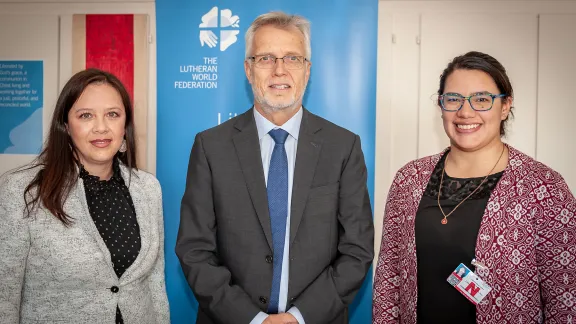 Viviana Machuca (left), representing the Colombia inter-church platform DIPAZ, and Sara Lara (right), director of the human rights program of IELCO, in Geneva for the CEDAW shadow report on Colombia, meet with Rev. Dr Martin Junge (center), LWF General Secretary. Photo: LWF/S. Gallay