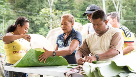 Eine Gruppe ehemaliger Kombattantenfamilien hat 36 Hektar Land im Gebiet von San José de León, Kolumbien, gekauft und bewirtschaftet es nun. Sie leben inzwischen in einer aufstrebenden Gemeinde, die ein kleines Restaurant und verschiedene Komitees für Gemeindeorganisation und -entwicklung beherbergt, und die das Land durch Landwirtschaft, Geflügel- und Fischzucht bewirtschaftet. Foto: LWB/Albin Hillert