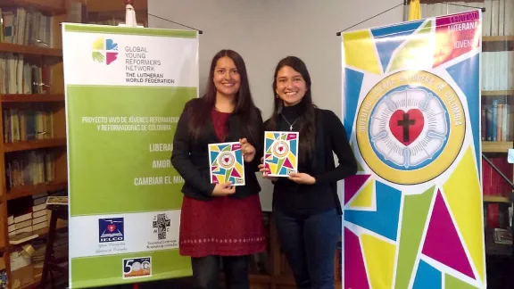 IELCO Young Reformers Marian Coy Contreras and Liria Suarez Preciado present the booklet Identitad Luterana para jovenes to encourage young people to participate in the church.  Photo: IELCO Young Reformers.