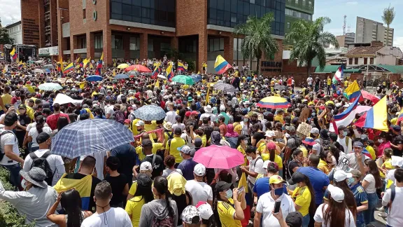 Anti-government protesters in the Colombian city of Cali on 1 May 2021. Photo: Remux / Wikimedia Commons (CC-BY-SA)