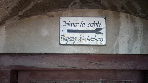 Im Dezember 2018 besuchten Teilnehmende des ersten Konvivenz-Workshops, der in Sibiu (Rumänien) stattfand, eine für die Gegend typische Kirchenburg. Hier das Schild zur Kirchenburg in Grossau. Foto: Peter Szynka/Evangelisch-Lutherische Kirche in Oldenburg