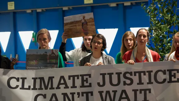 Junge Menschen drängen auf der Welt-Klimakonferenz COP25 in Madrid, Spanien, auf konsequenten Klimaschutz. Foto: LWB/Albin Hillert