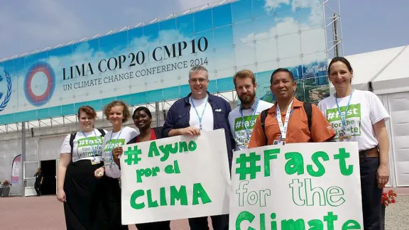 Mitglieder der LWB-Delegation und andere Klimaengagierte bei der COP-20, die 2014 in Lima (Peru) stattfand. Foto: LWB/Sean Hawkey.