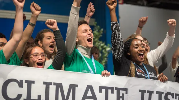 Gemeinsam mit ökumenischen Partnern fordern die Delegierten des LWB auf der Weltklimakonferenz COP25 in Madrid Klimagerechtigkeit. Fotos: LWB/Albin Hillert