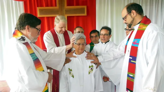 Pfr. Gilberto Mora Quesada stellte fest, die Kirche habe Teresa Guadamuz nach einem langen und bisweilen schwierigen Prozess, in dessen Verlauf sie immer standhaft geblieben sei, aufgrund ihrer „Verdienste und Reife“ ordiniert. Foto: ILCO/Rodolfo Mena Vargas