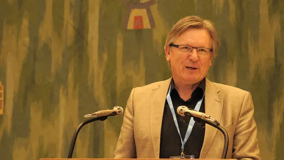 Dr Henk Stenvers, Mennonite World Conference Europe representative, greets the LWF Council at its June 2015 meeting in Geneva. Photo: LWF/Helen Putsma