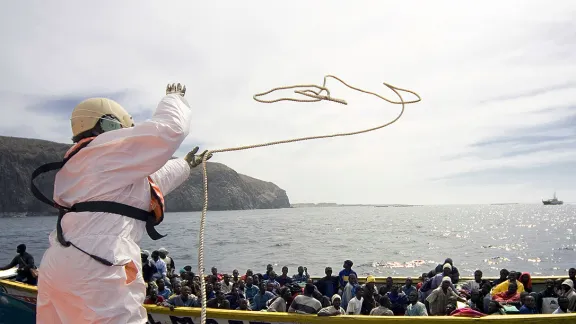 Die spanische Küstenwache fängt ein Fischerboot mit afrikanischen MigrantInnen vor der Kanareninsel Teneriffa ab. Foto: UNHCR/A. Rodriguez (Archivbild, CC-NC)