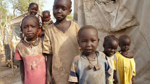 Kinder aus Kordofan im Flüchtlingslager Gendrassa (Südsudan). Aufgrund des anhaltenden Konflikts im jüngsten Mitgliedsstaat der Vereinten Nationen ist das Arbeitsumfeld hier besonders problematisch. Foto: LWB/C. Kästner