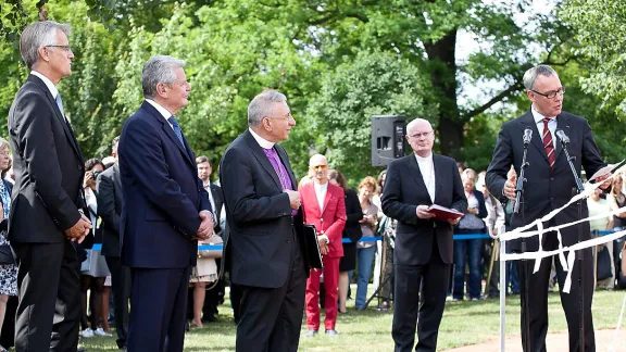 Luther Garden architect Andreas Kipar, right, explains the elements of the art installation, Heavenly Cross, moments before it is unveiled. Looking on are LWF General Secretary Martin Junge, left, German President Joachim Gauck, LWF President Bishop Dr Munib A. Younan and General Secretary of the German National Committee of the LWF, Norbert Denecke, during the unveiling of the Heavenly Cross in the Luther Garden in Wittenberg, Germany. Photo: LWF/Marko Schoeneberg