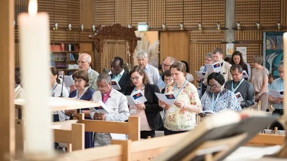 Ratsmitglieder des LWB während eines Gottesdienstes 2018 in der Kapelle des Ökumenischen Zentrums in Genf. Foto: LWB/Albin Hillert