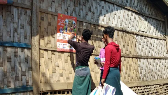 In Myanmar unterstützt der LWB in den Staaten Rakhine, Chin und Kayin Sensibilisierungsmaßnahmen, die die Menschen über COVID-19 aufklären sollen. Hier werden Poster verteilt, die in den lokalen Sprachen über Hygiene- und andere Maßnahmen informieren, durch die die Ausbreitung des Virus verhindert werden kann. Foto: LWB-Myanmar