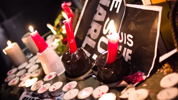 Mourners in Paris pay respects to those slained in the Charlie Hebdo shooting.  Photo: Valentina CalÃ¡ creative commons flickr