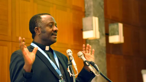 Pfr. Dr. Fidon Mwombeki, Direktor der Abteilung des LWB für Mission und Entwicklung, lässt während der Konsultation zum Thema „Weltweite christliche Mission in der Gegenwart“ 70 Jahre Missionstheorie und -praxis im LWB Revue passieren. Foto: LWB/S. Gallay