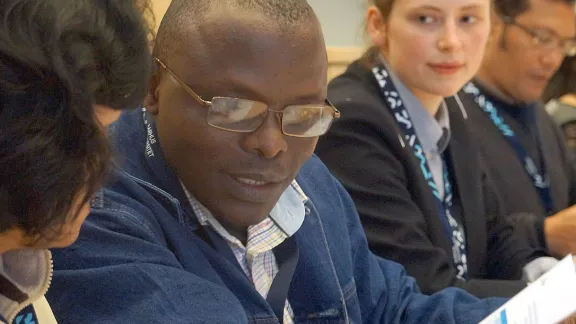 Der Theologe Dr Samuel Dawai aus Kamerun spricht auf der Hermeneutik-Konferenz in Dänemark. Foto: LWB/I. Benesch