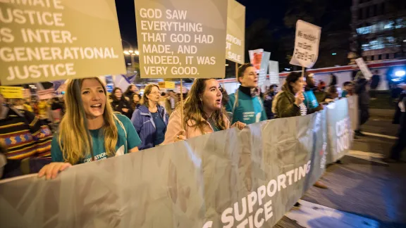 Erika Rodning (Evangelisch-Lutherische Kirche in Kanada) und Fernanda Zuñiga (Lutherische Kirche in Chile) während eines Marsches durch die Straßen des Zentrums von Madrid. Diese Aktion im Rahmen der Welt-Klimakonferenz COP25 forderte Entscheidungsträger auf, sich für Klimagerechtigkeit einzusetzen. Foto: LWB/Albin Hillert