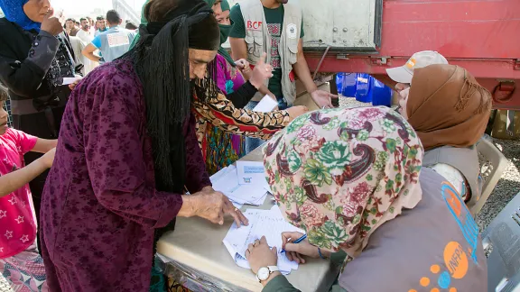 Eine Frau, die aus Mossul, Irak, geflüchtet ist, meldet sich für Unterstützung an, die sie im Dibaga Flüchtlingslager in Makhmur, Irak, erhalten kann. Foto: LWB/ Seivan M.Salim