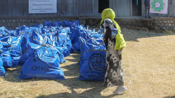 Mothers lined up to receive the household kits provided by LWF Ethiopia at convenient child safe distribution sites. Photo: LWF Ethiopia