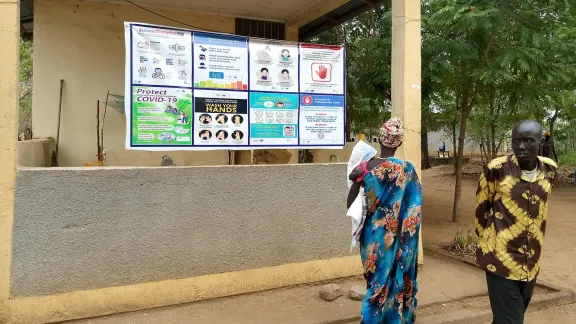 Banner und Plakate mit LWB-Informationen klären die Bevölkerung auf und werden an strategisch wichtigen Punkten in Flüchtlingslager Jewi angebracht, das in Gambella im westlichen Teil Äthiopiens liegt. Foto: LWB Äthiopien