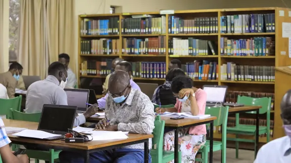 Studierende in der Bibliothek des Mekane Yesus Seminars in Addis Abeba, Äthiopien. Foto: ÄEKMY