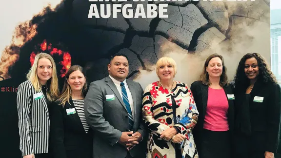 Teilnehmende an der Podiumsveranstaltung am 27. März im Deutschen Bundestag (v.l.): Lisa Binder (Brot für die Welt), Sabine Minninger (Referentin für Klimapolitik, Brot für die Welt), Maina Talia (Teilnehmerin aus Tuvalu), Claudia Roth (deutsche Grünen-Politikerin und Vizepräsidentin des Deutschen Bundestages), Dr. Julia Duchrow (Leiterin Referat Menschenrechte und Frieden, Brot für die Welt), Sophie Gebreyes (LWB-Länderprogramm Äthiopien). Foto: Sabine Minninger/BftW