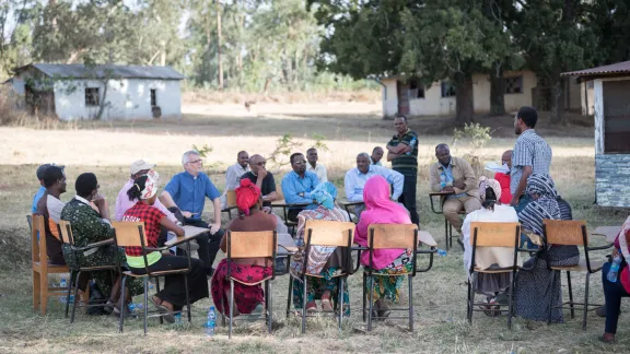 Visiting LWF General Secretary Rev. Dr Martin Junge and his team join EECMY church leaders in a meeting with members of the Hundedo self-help group in Hadiya, on 31 January. All photos: LWF/Albin Hillert