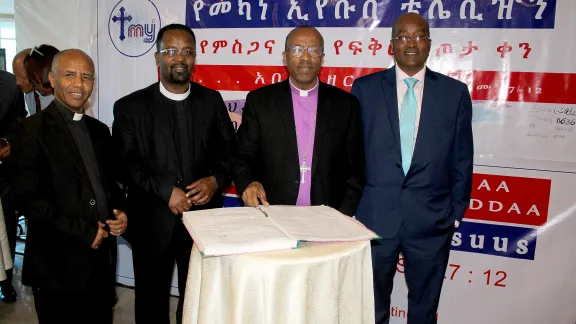 Kirchenleitende der Äthiopischen Evangelischen Kirche Mekane Yesus während der Feier anlässlich der offiziellen Aufnahme des Sendebetriebs in Addis Abeba (v. l.): Pfr. Dr. Kiros Lakew (Vizepräsident), Pfr. Teshome Amenu (Generalsekretär), Pfr. Yonas Yigezu (Präsident) und Girma Borishe (Mitglied der Kommission für Entwicklung und Sozialdienste).