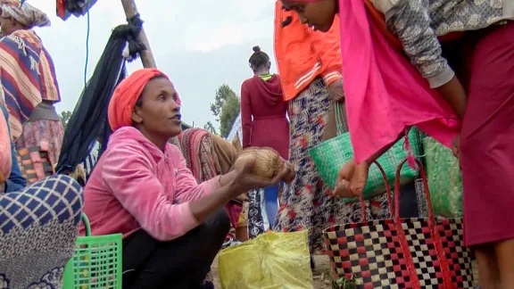 Migrantinnen, die in die Heimat zurückgekehrt sind, verdienen mit eigenen kleinen Geschäften ihren Lebensunterhalt und wurden dafür von „Symbols of Hope Ethiopia“ unterstützt. Foto: ÄEKMY-DASSC