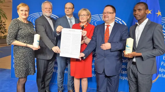 In Brüssel überreichten Verantwortliche von CCME und KEK die Weihnachtbotschaft an Mairead McGuinness, Vizepräsidentin des Europäischen Parlaments. Foto: KEK/Naveen Qayyum