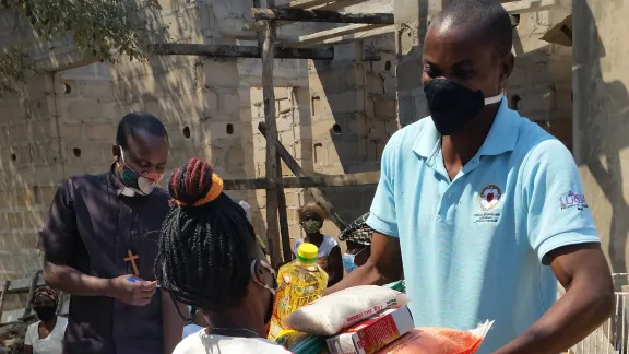 In 2020, the Evangelical Lutheran Church in Mozambique was among several LWF member churches that distributed food parcels and hygiene kits to families affected by the prolonged impact of the COVID-19 pandemic, through short-term projects funded by the communionâs COVID-19 Rapid Response Fund. Photo: IELM/Georgia Lwekamwa