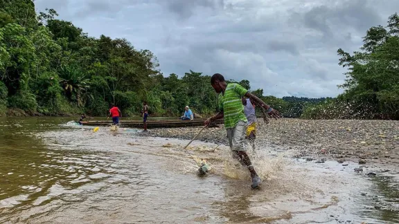 Jugendliche spielen am Ufer des Río Pogue in Atrato, im Nordwesten Kolumbiens. Der LWB unterstützt lokale Gemeinden bei der Wahrung ihrer Rechte und dem Schutz des Atrato-Flusses, der seit Jahrzehnten durch Schürf- und Minenaktivitäten verschmutzt wird. Foto: LWB/G. A. Moreno Clavijo